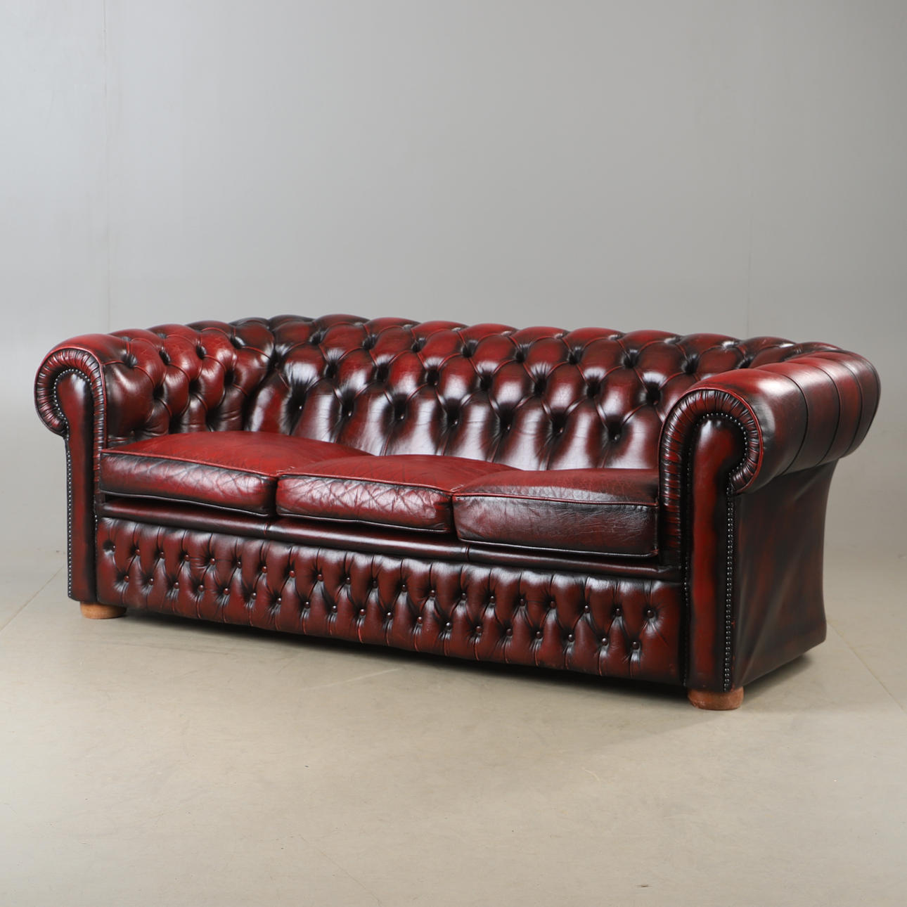 SOFFA, skinnklädsel, chesterfieldmodell.
