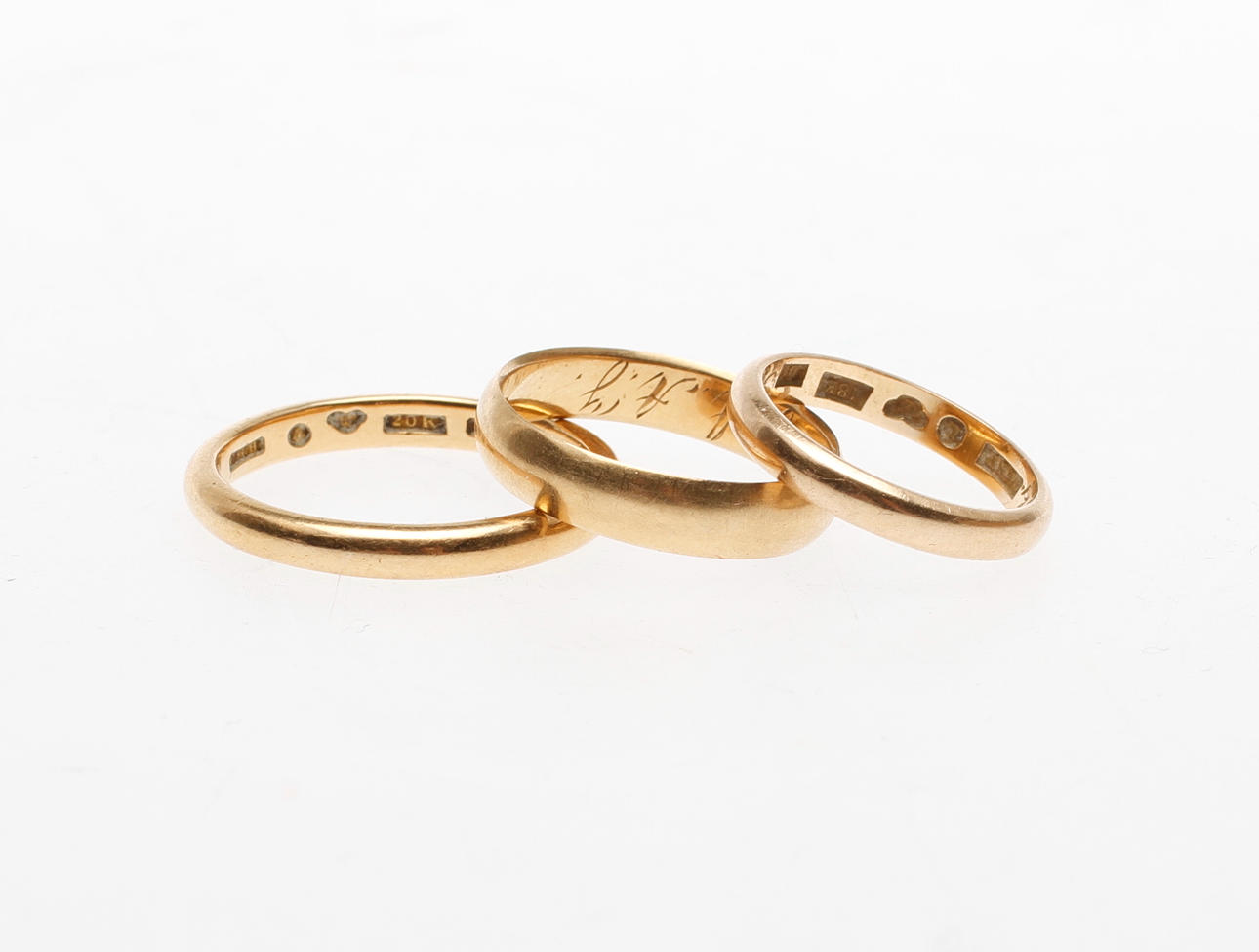 RINGAR, 2st, 18k guld, vikt ca 7,9 gram samt ring 20k guld, vikt ca 6,6 gram.