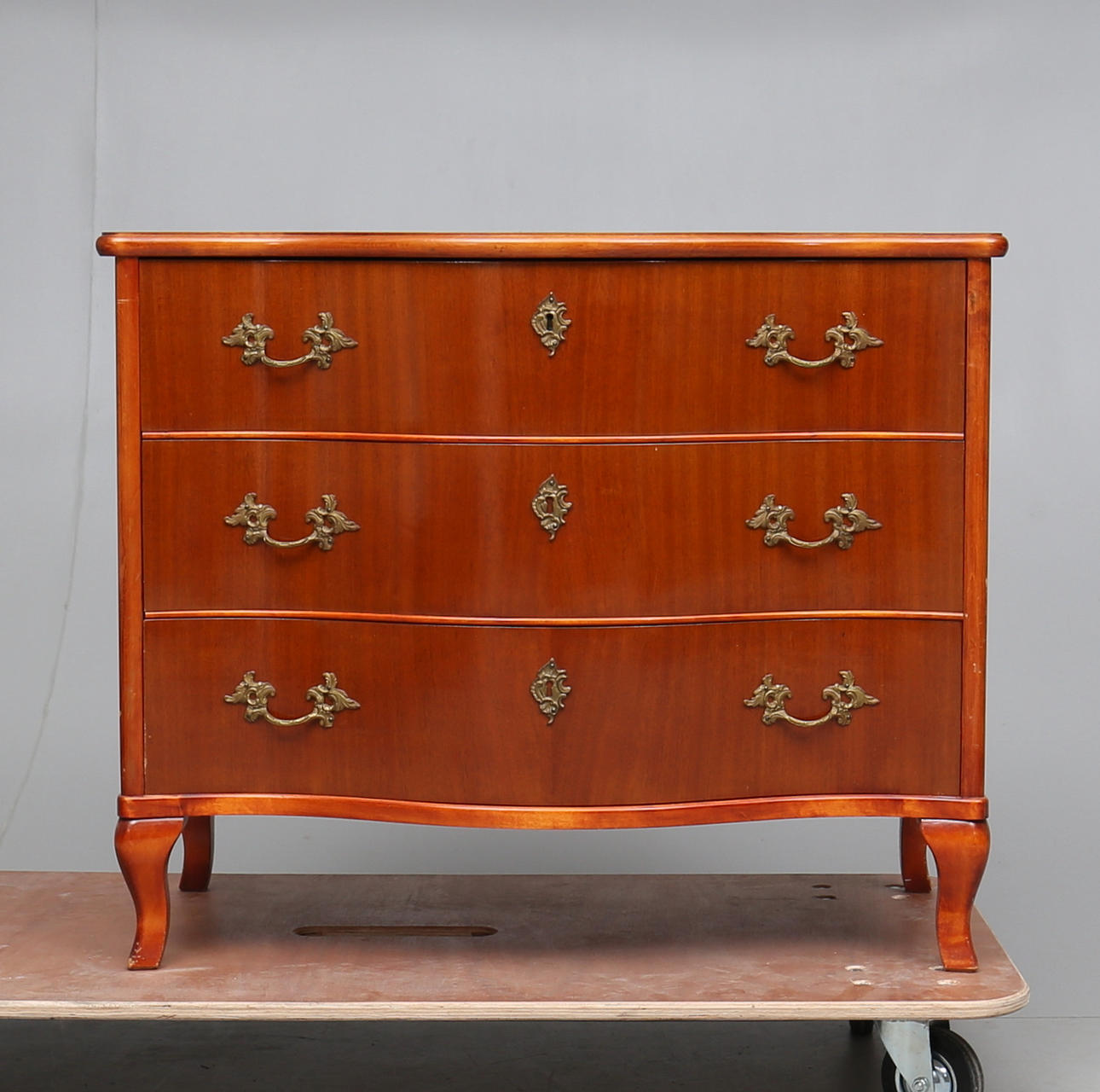 BYRÅ, rokokostil, 1900-talets andra hälft.