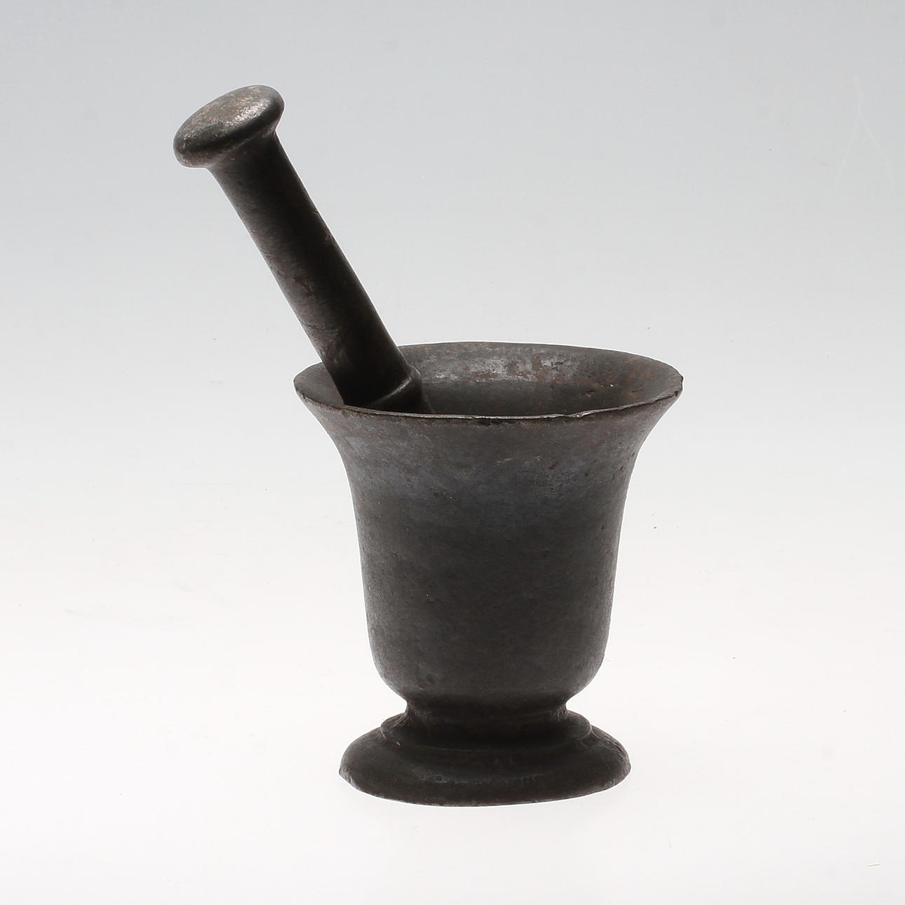 MORTE MED STÖT, järn, 1800/1900-tal.