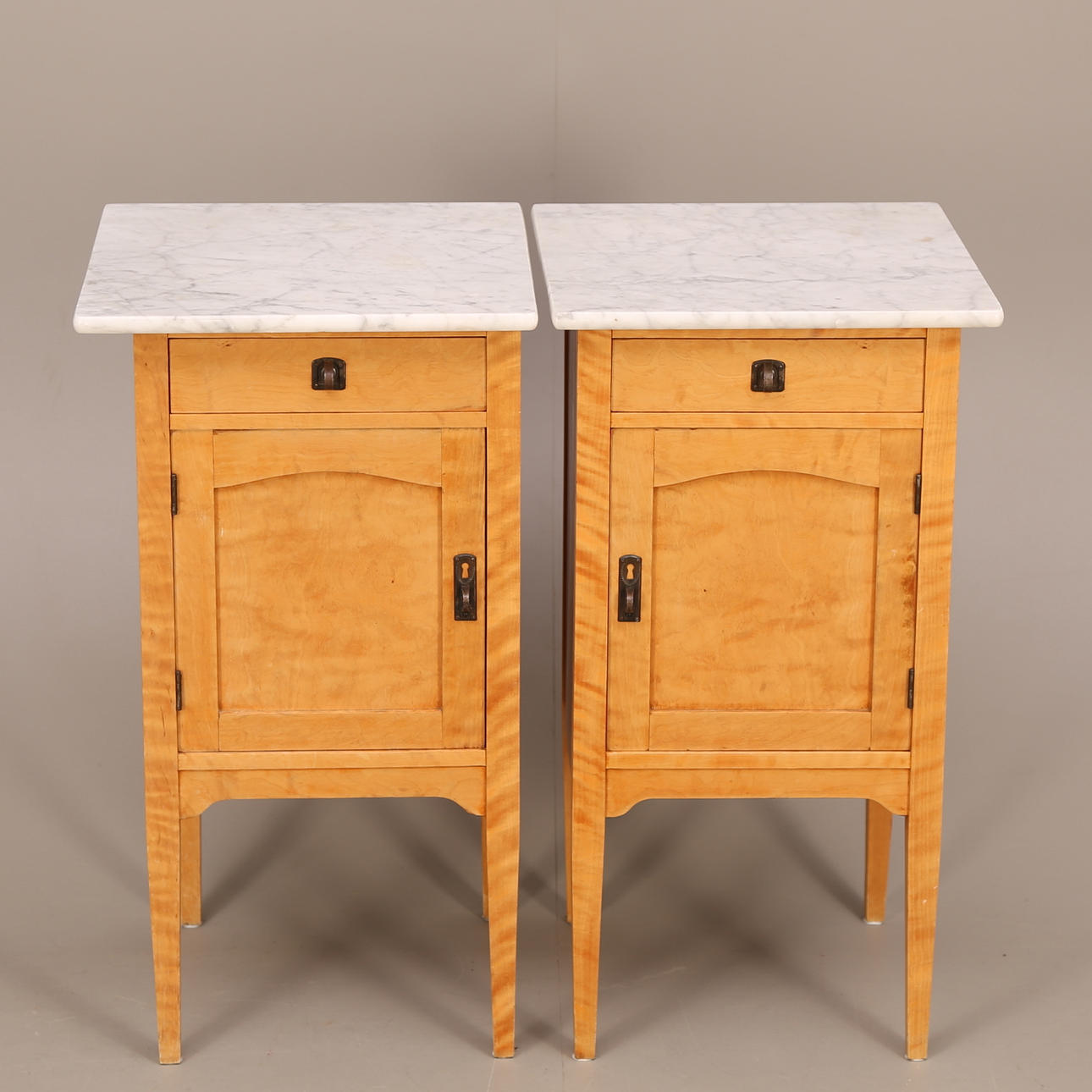 SÄNGBORD med STENSKIVA, ett par, björk, första delen 1900-talet.