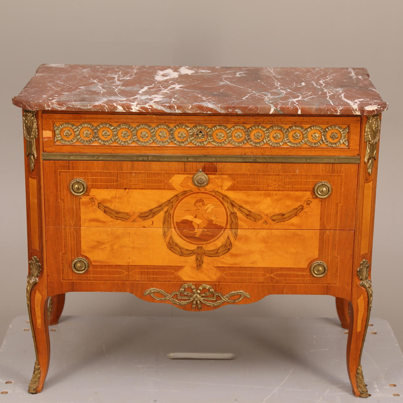 BYRÅ med STENSKIVA, fanér / intarsia, rokokostil, tidigt 1900-tal.