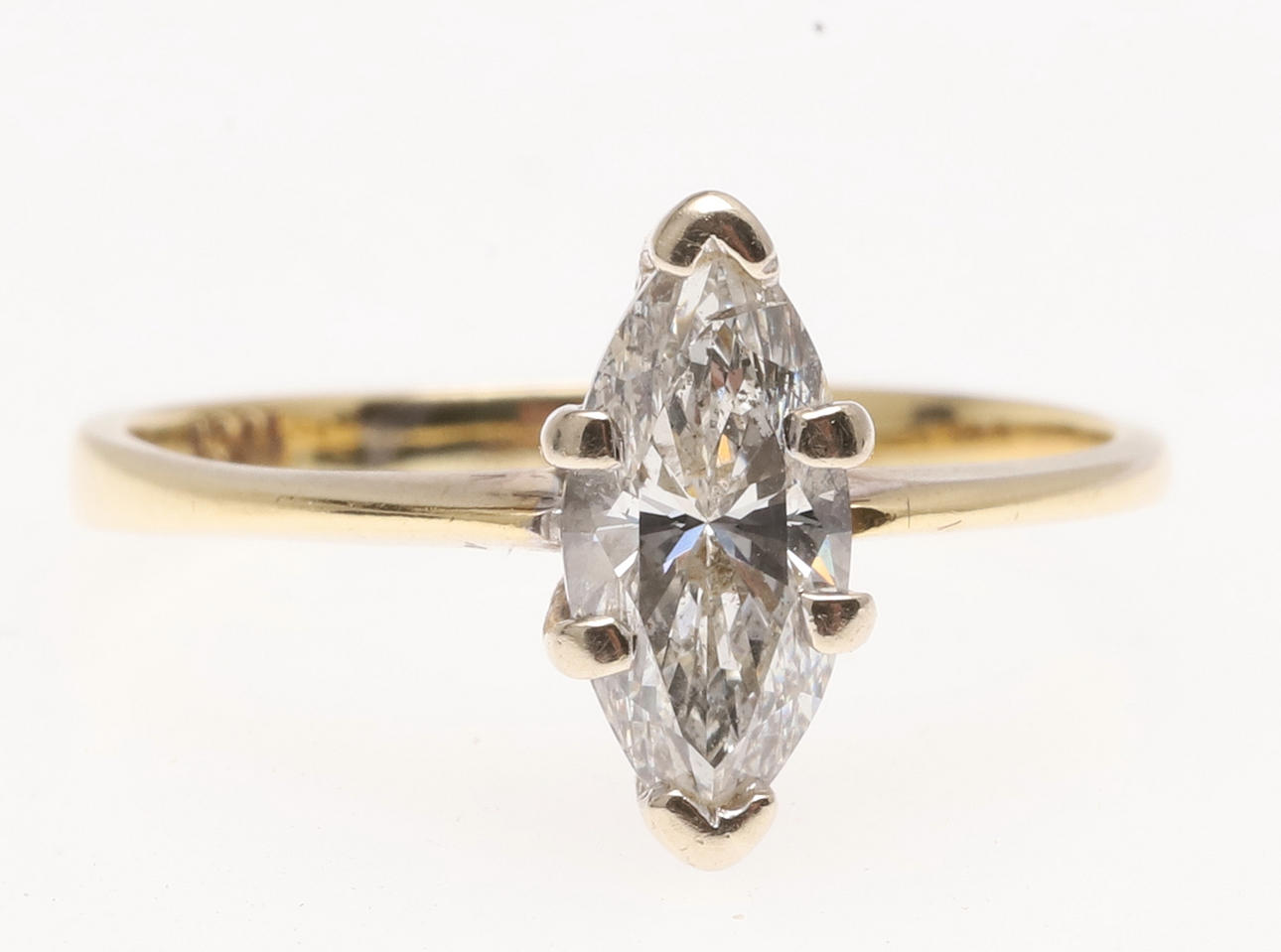 AN 18CT GOLD AND DIAMOND SOLITAIRE RING.