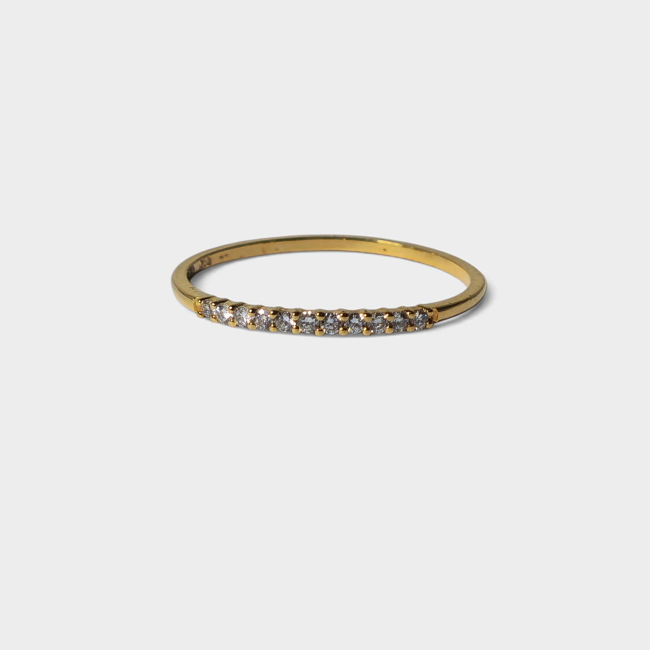Halvalliansring i 18K guld med diamanter.