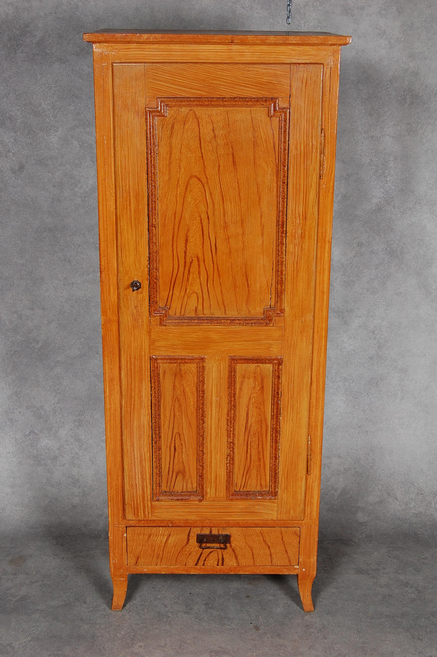 GOLVSKÅP, ådringsmålat, 1900-talets första hälft.