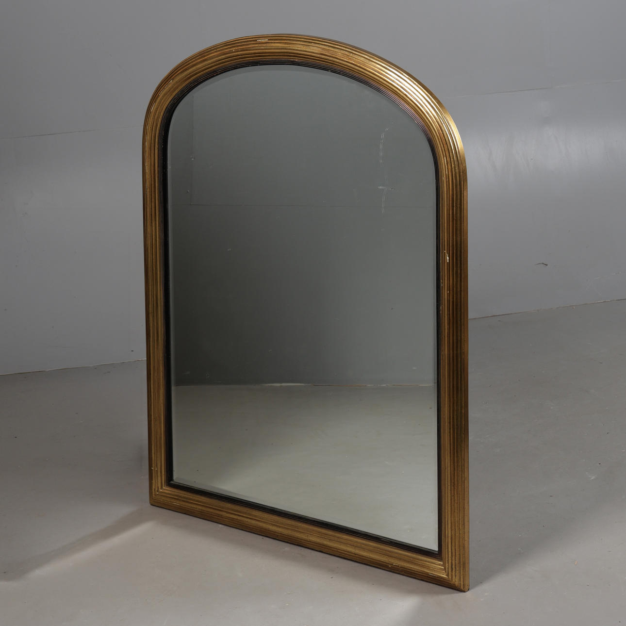 A REGENCY STYLE GILT WALL MIRROR.