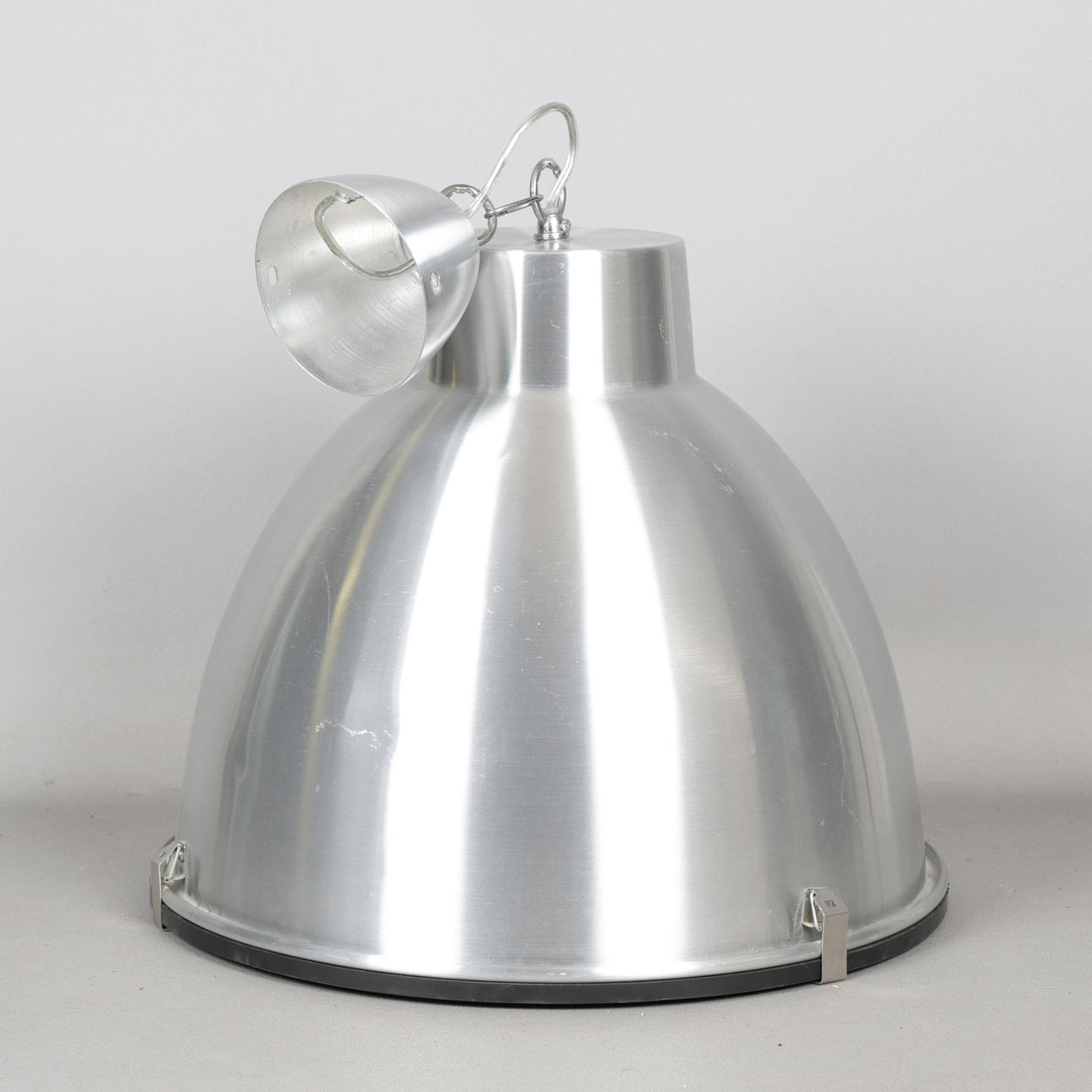 AN INDISUTRIAL CEILING LIGHT FITTING.