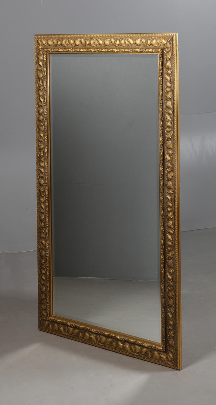 A 20TH CENTURY GILT FRAMED WALL MIRROR.