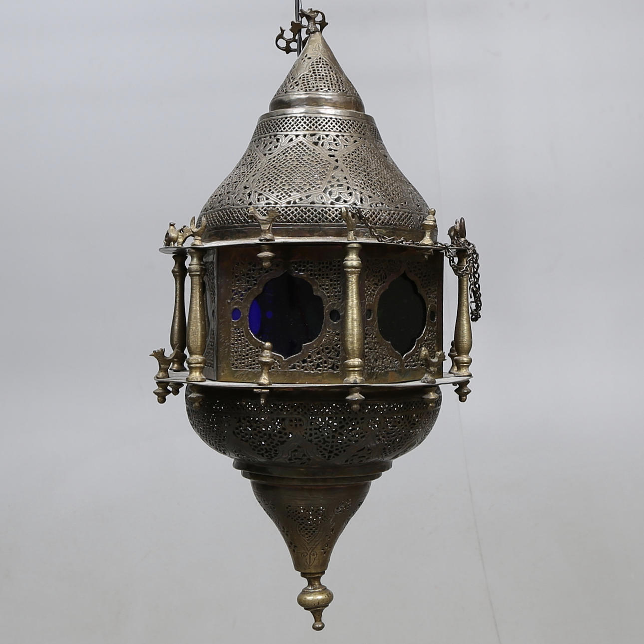 TAKLAMPA, orientalisk, 1900-tal, höjd ca. 50 cm.