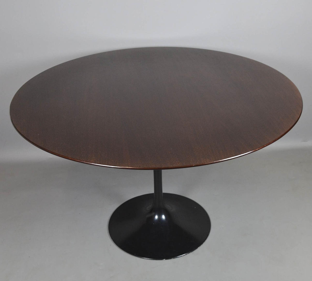 EERO SAARINEN. TULPAN BORD FÖR KNOLL.