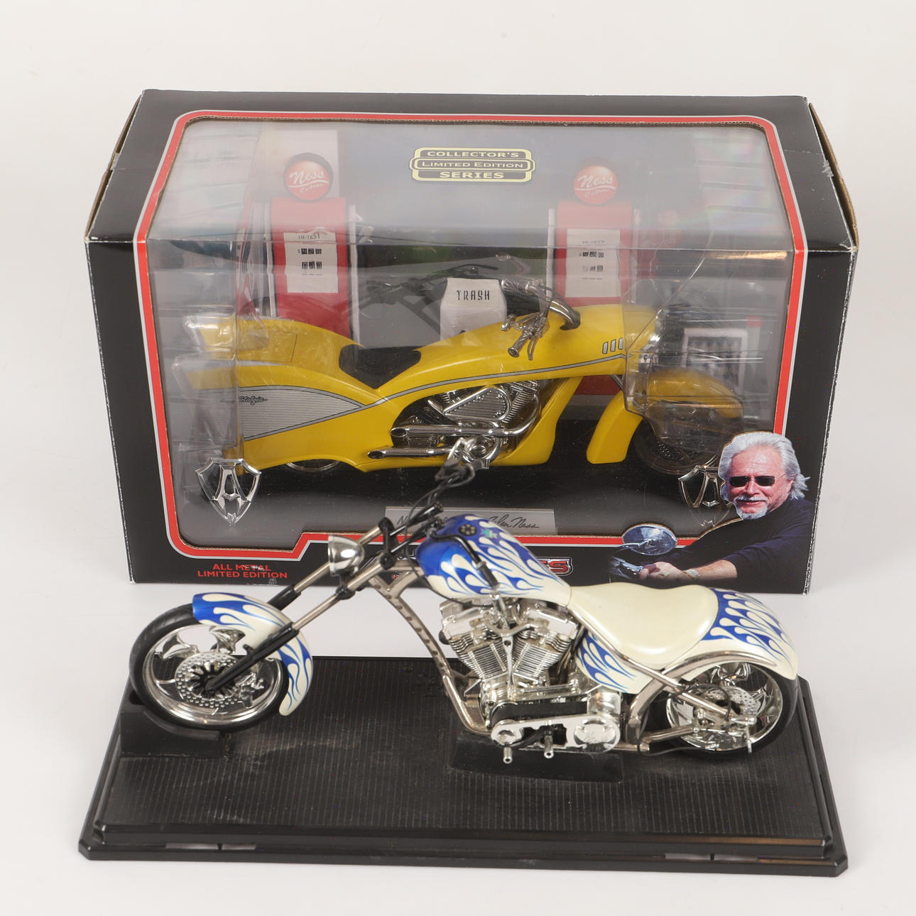 MOTORCYCLE MODELS, 2 pieces, plastic, incl. Arlen Ness.