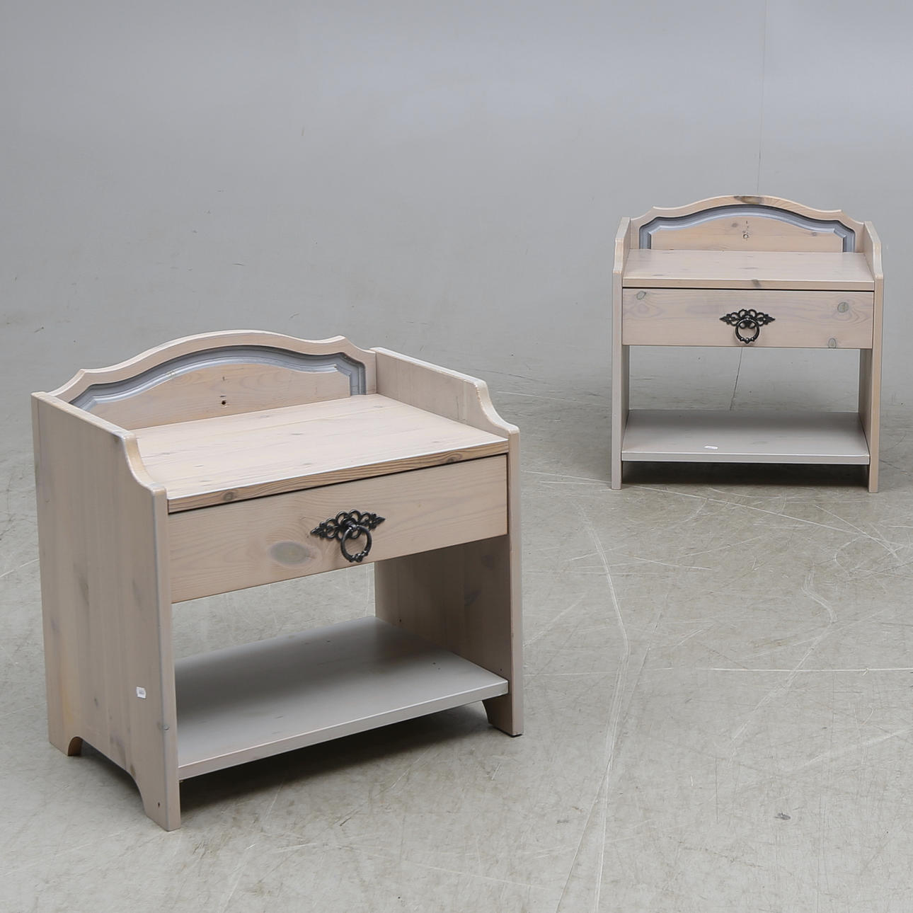 NATTDUKSBORD, ett par, 1900/2000-tal.