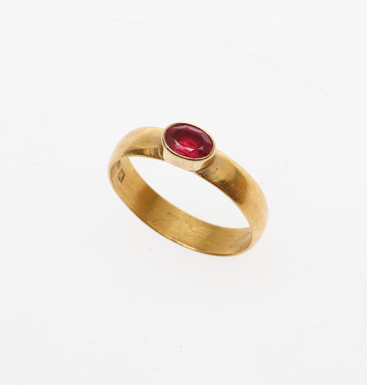 RING, 23k guld, 4,6 gram med röd sten.