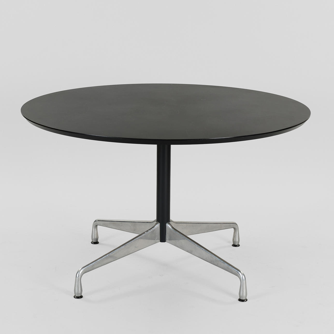 CHARLES & RAY EAMES. Circular table / dining table, model 'Contract Table'. Chrome-plated steel and black laminate, designed in 1968, Vitra.