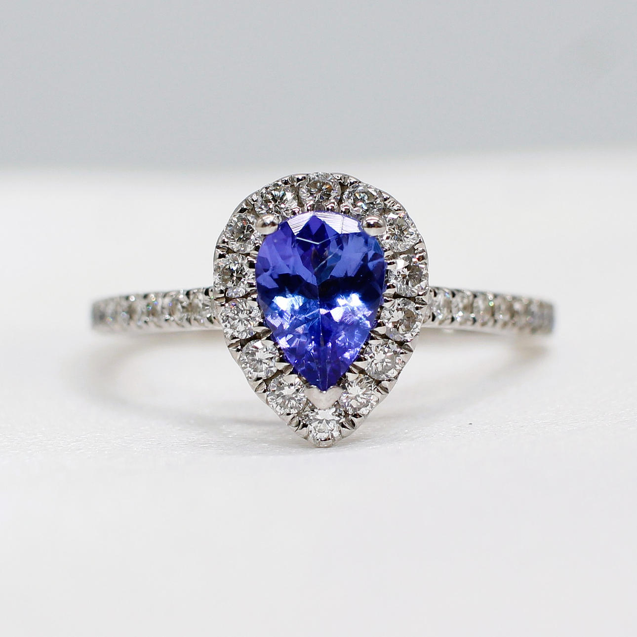 14K TANZANITE & DIAMOND CLUSTER RING.