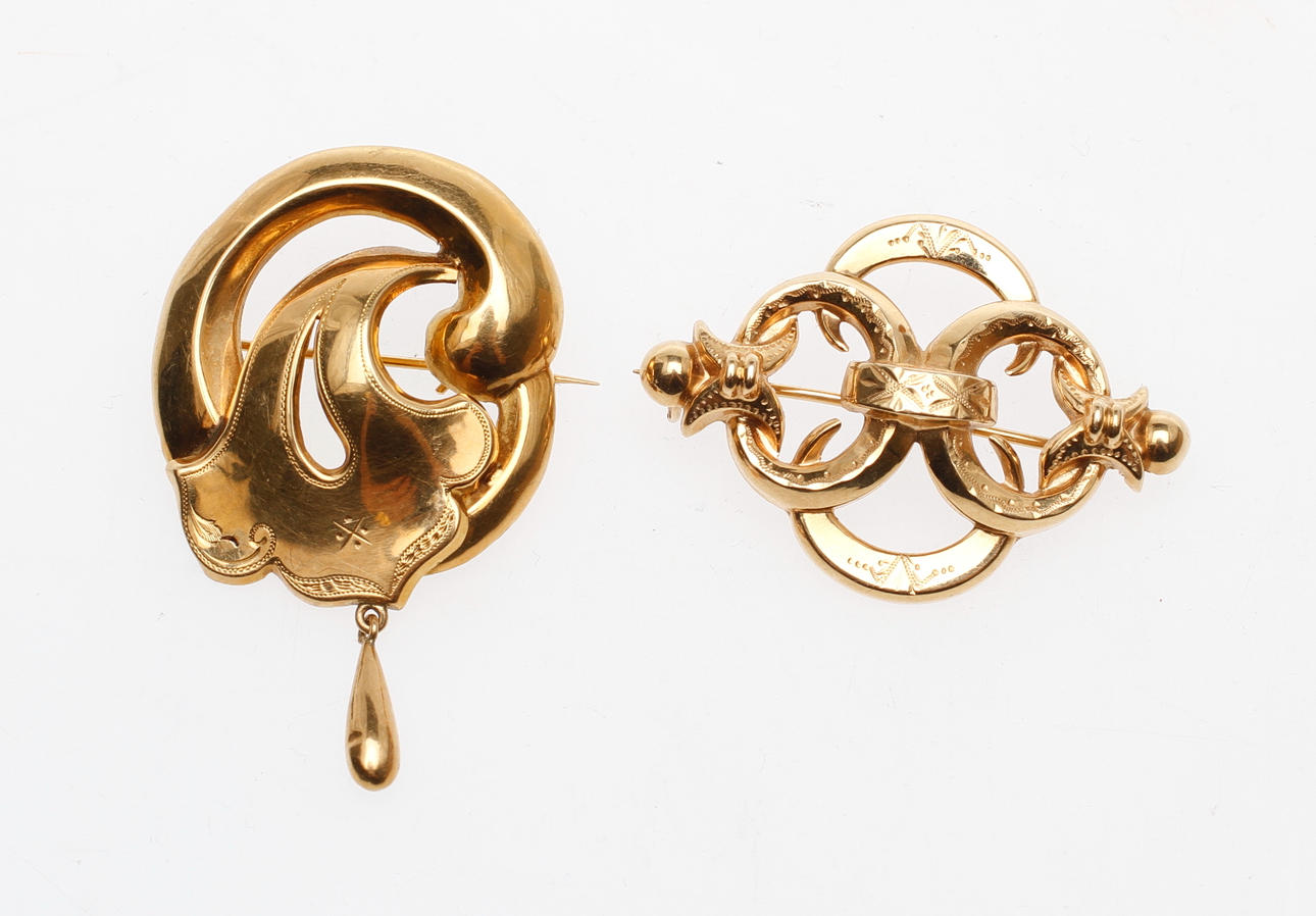 BROSCHER, 2st, 18k guld, vikt ca 6,6 gram.