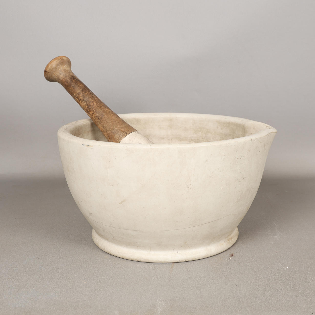A LARGE MARBLE MORTAR AND PESTLE (2).