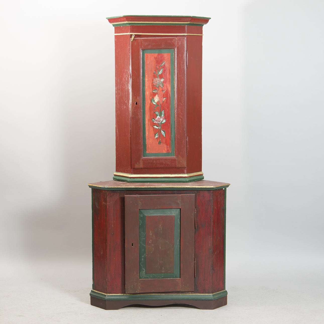 HÖRNSKÅP, allmogemålat, 1800-tal.