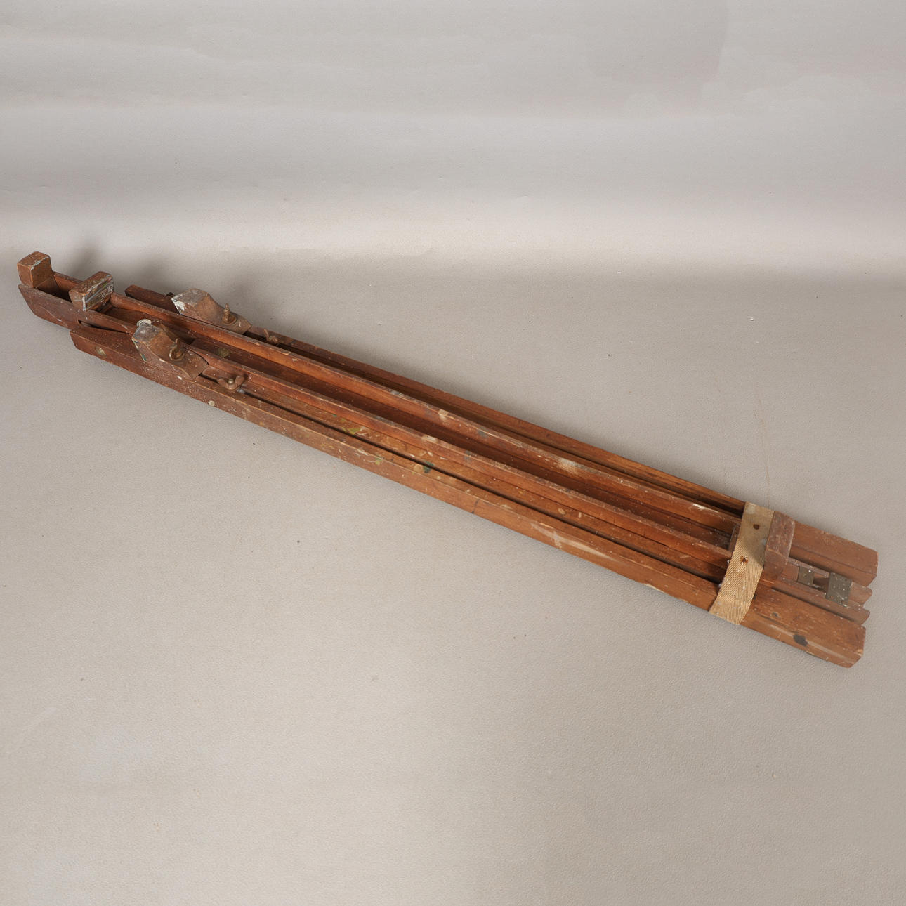 A WINSOR & NEWTON ARTISTS EASEL.