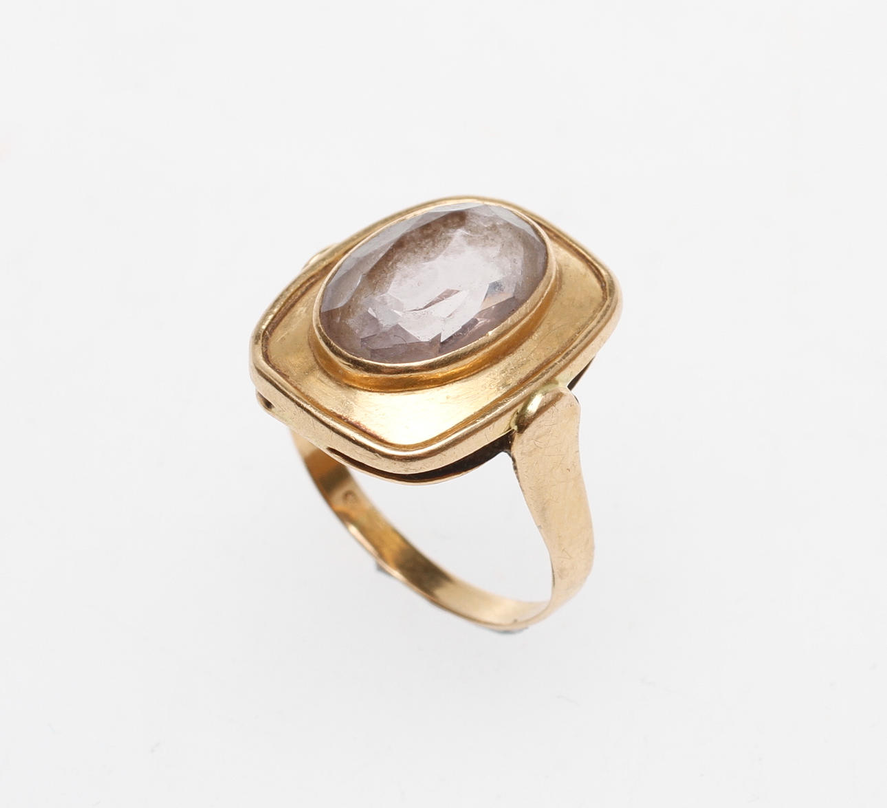 RING, 18k guld med sten, vikt ca 4,2 gram.