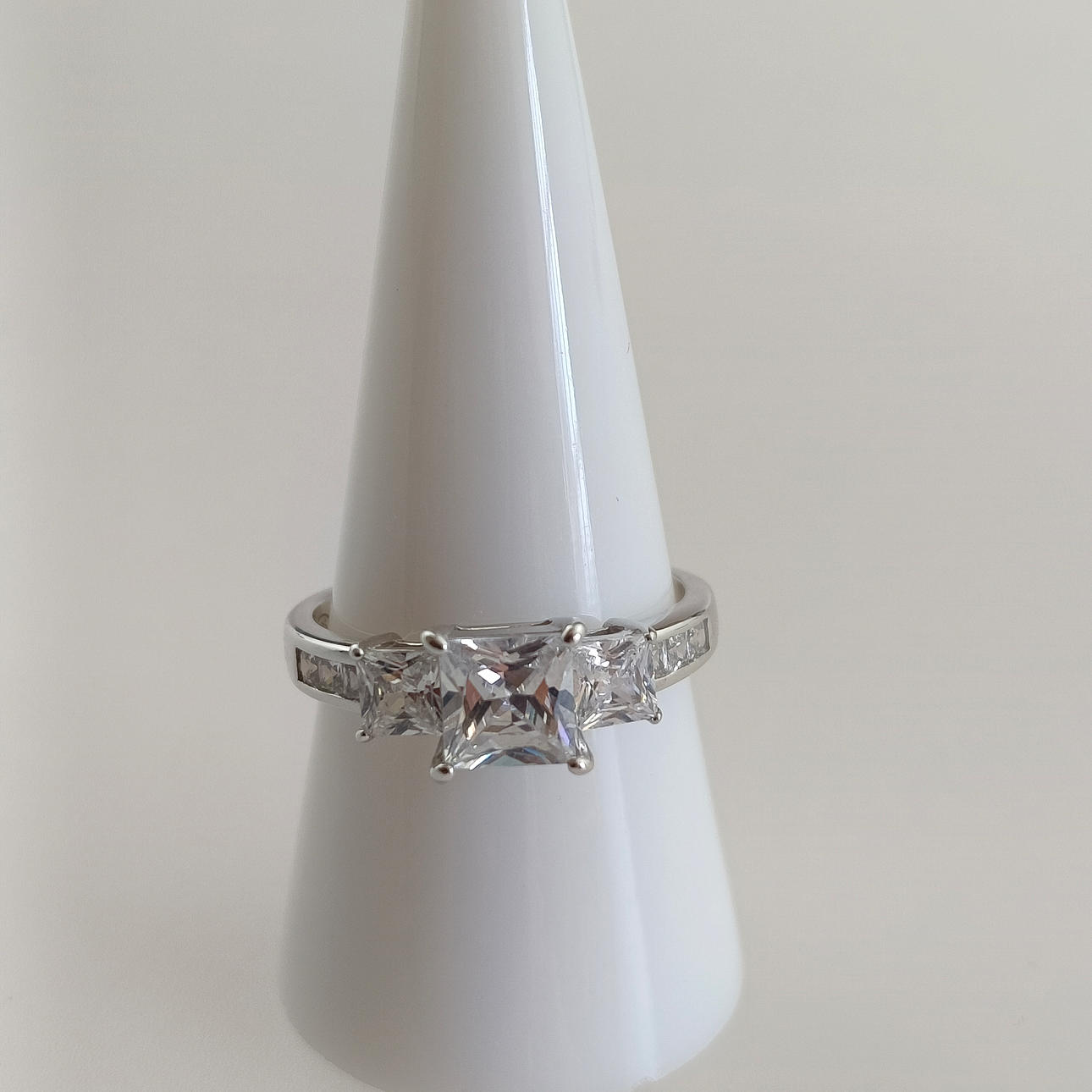 Princess cut silver ring, 925, 3-stone.