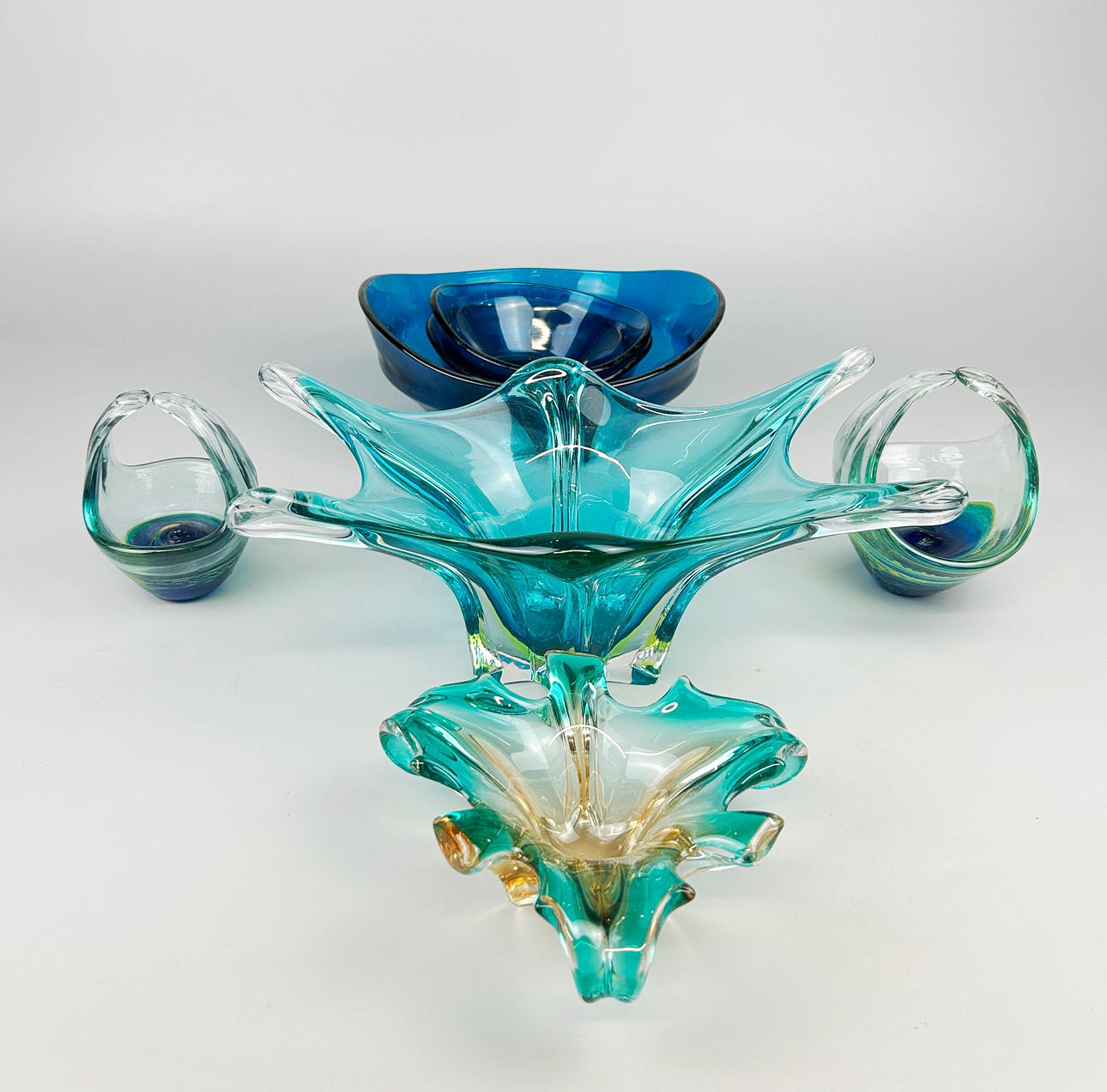 MIXED COLOURED GLASS BOWLS.