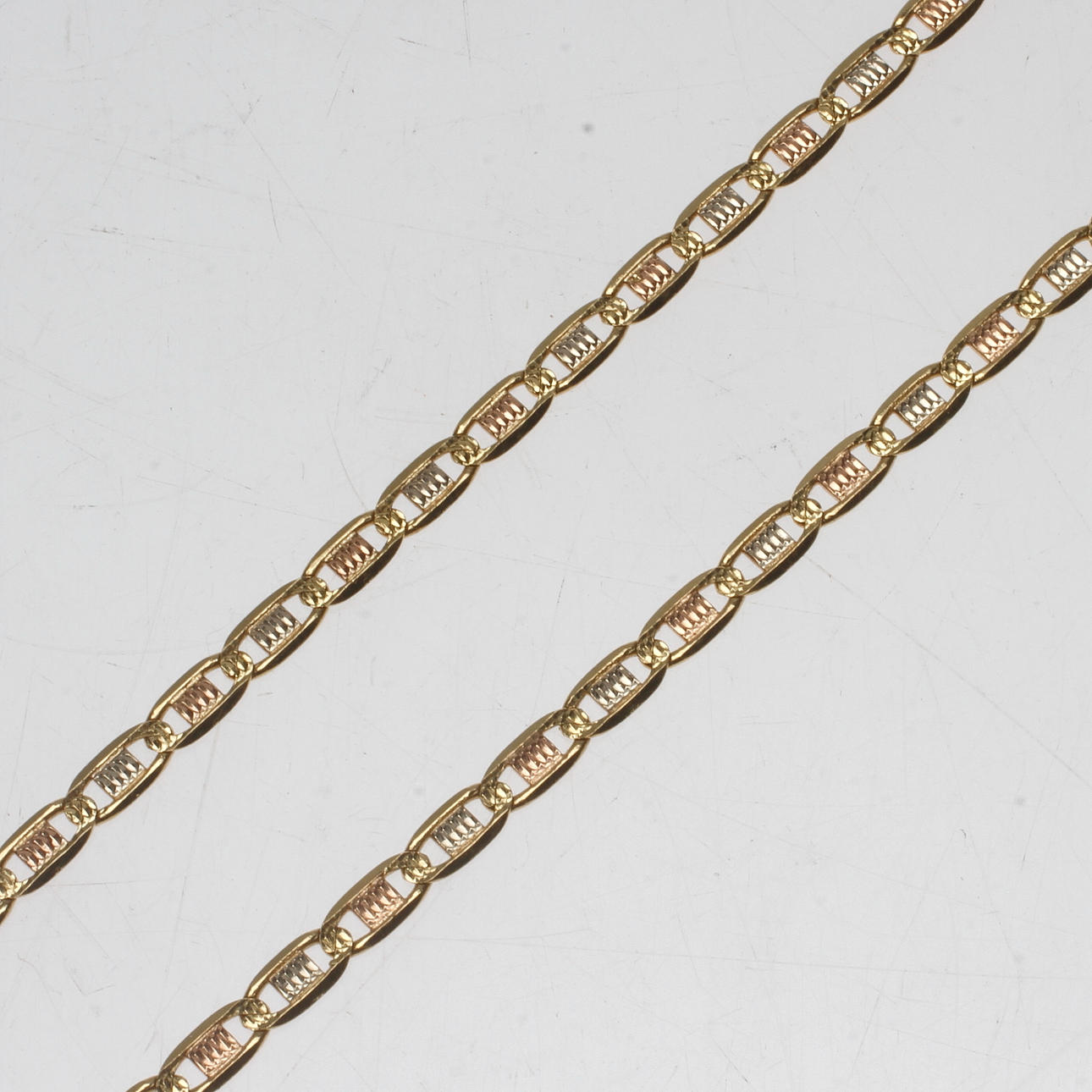 COLLIER, 18k guld, vikt ca 17,7 gram.