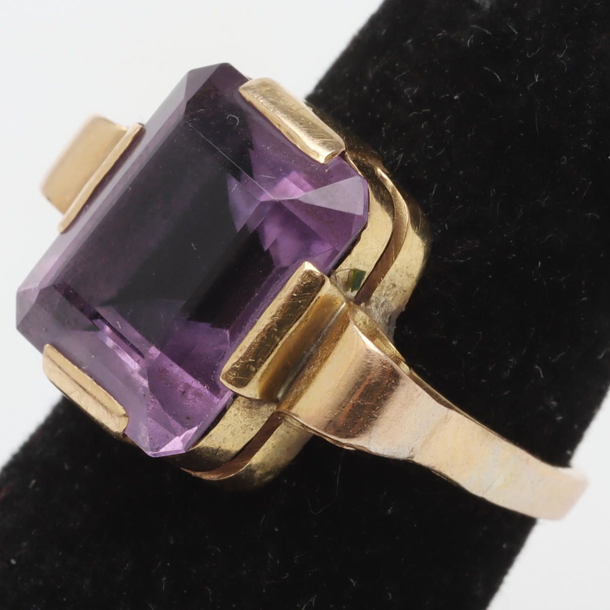 RING, 18K gold & amethyst.