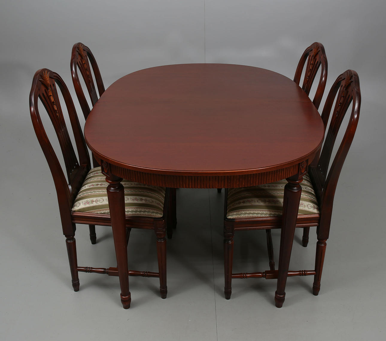 MATSALSMÖBEL, mahogny, 5 delar, gustaviansk stil, 1900-talets andra hälft.