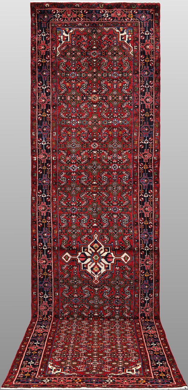 CARPET. Hamadan runner, 430 x 115 cm.