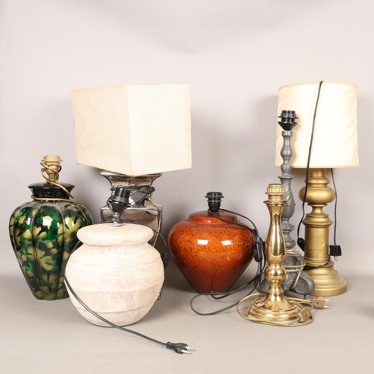 A SELECTION OF TABLE LAMPS (7).