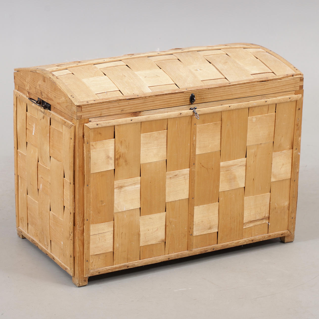 CHEST, chipwood, mid-20th century.