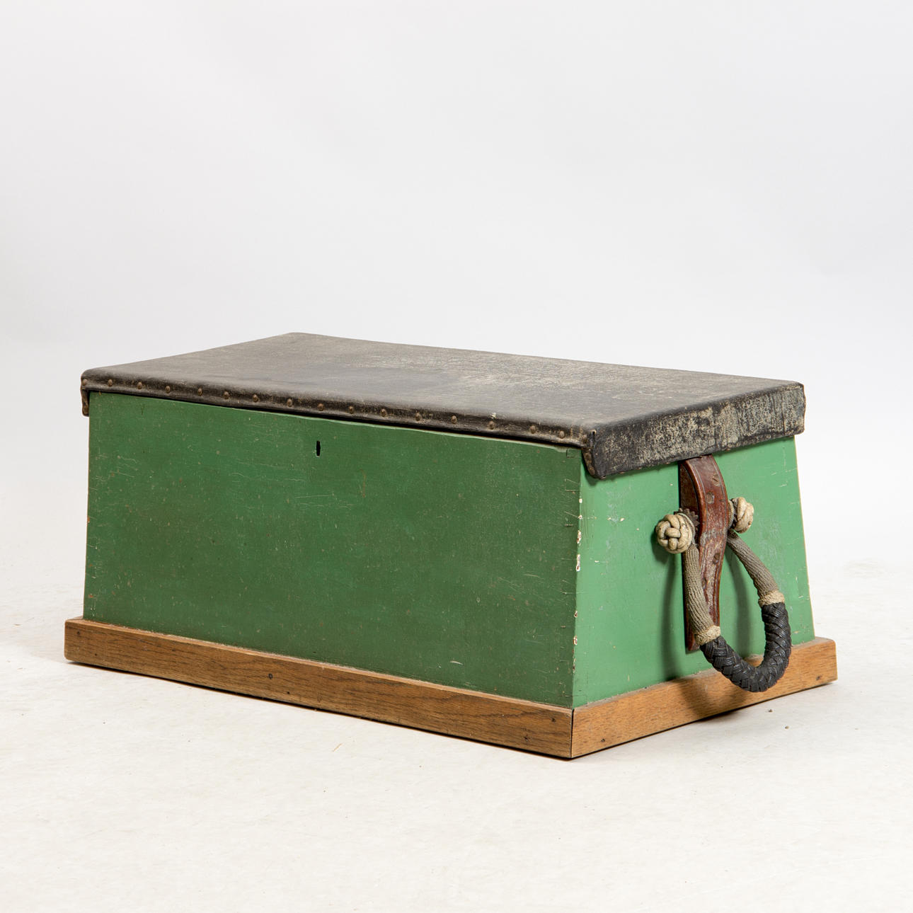 SJÖMANSKISTA, målat trä med galonklädd skiva.