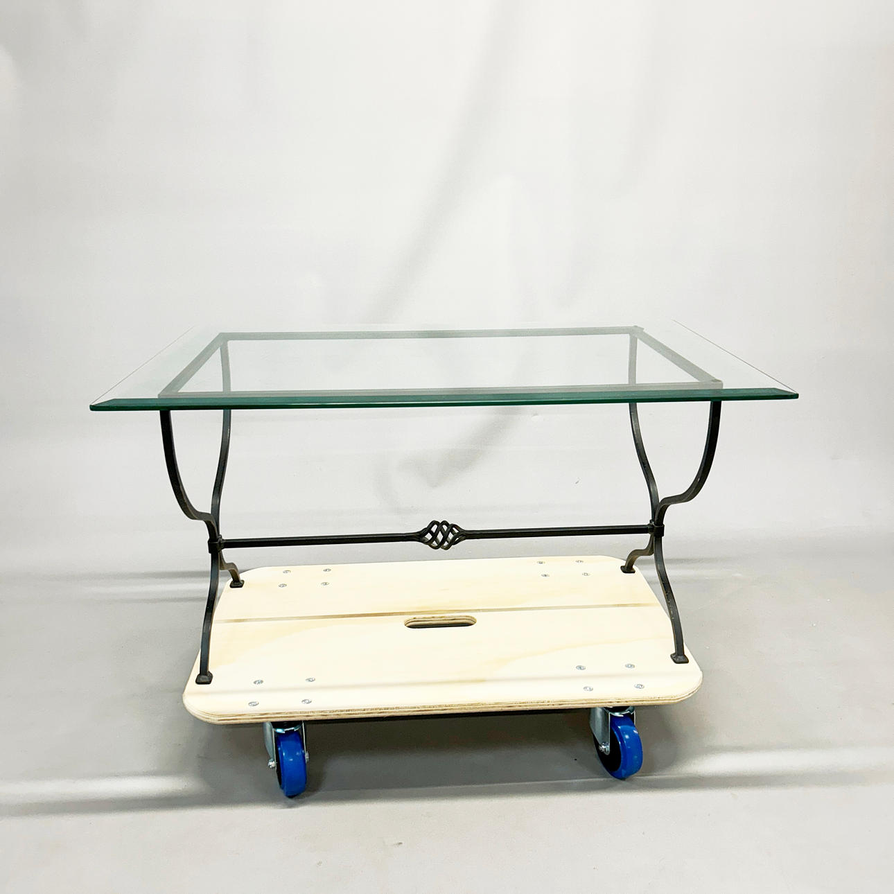 METAL AND GLASS COFFEE TABLE.