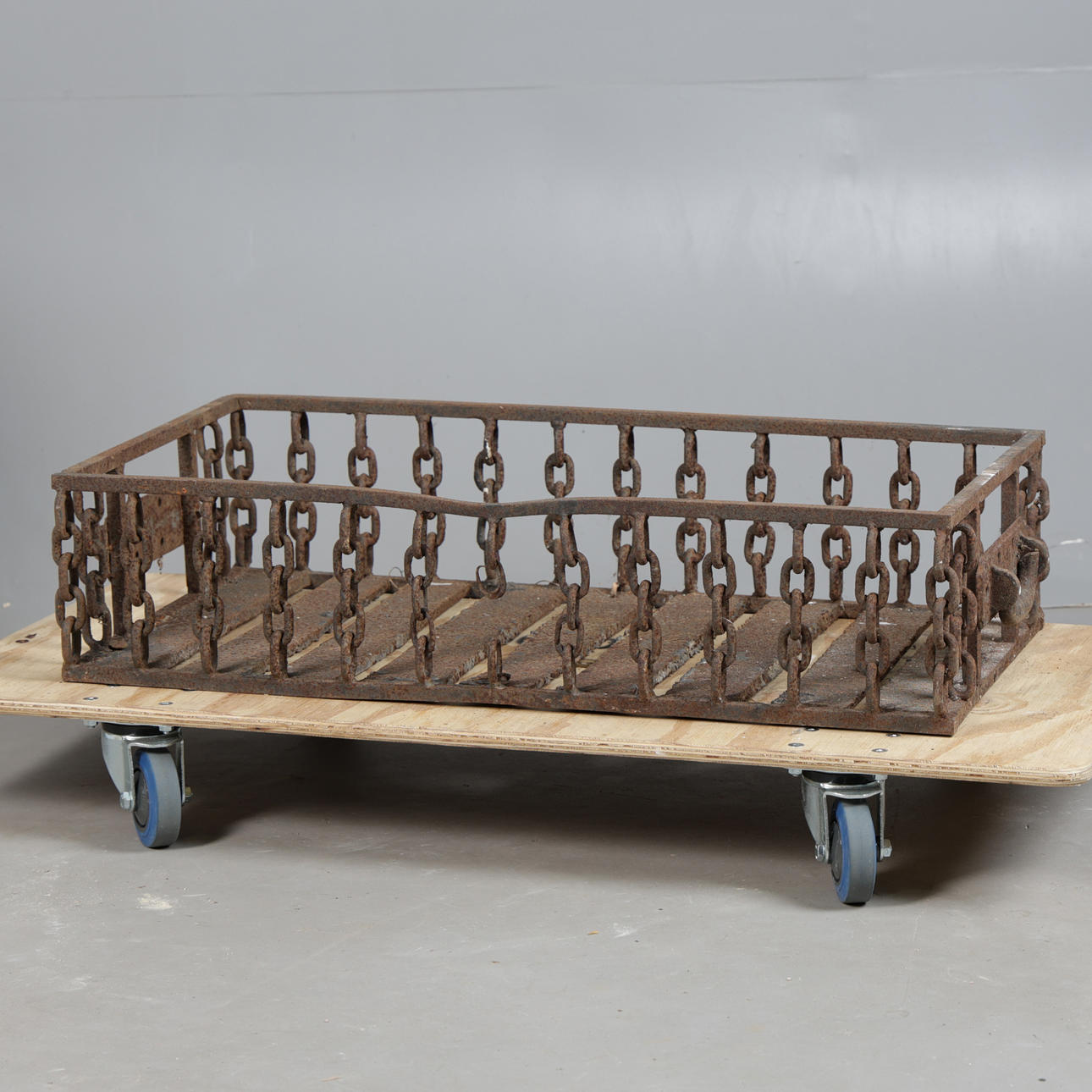 A LARGE WROUGHT IRON FIRE GRATE.
