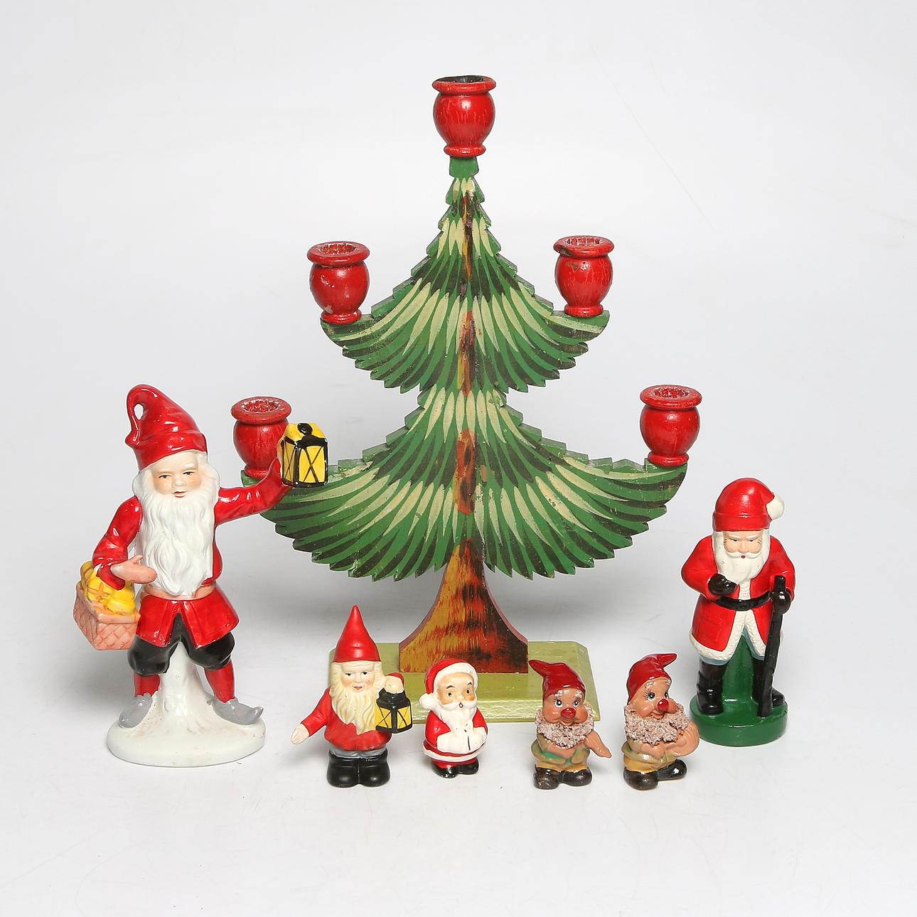 TOMTAR och LJUSSTAKE, 7 delar, keramik och trä, mestadels 1900-talets första hälft.