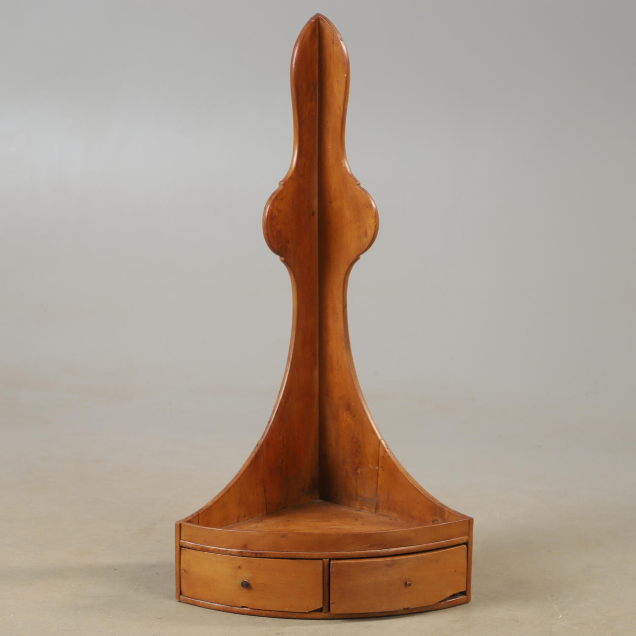 CORNER SHELF, pine, 19th century.