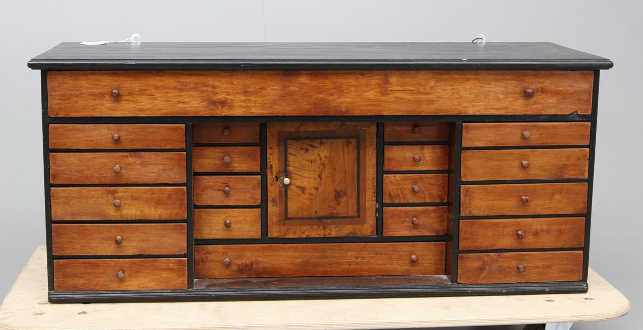 VÄGGHYLLA MED 21 SMÅLÅDOR, 1800-tal.