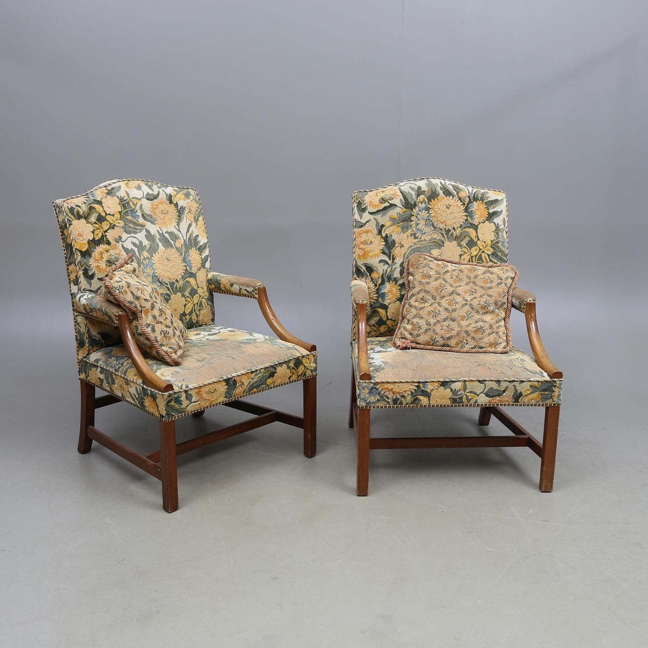 FÅTÖLJER, 2 st, Gripsholmsliknande modell, 1900-talets mitt-/andra hälft.