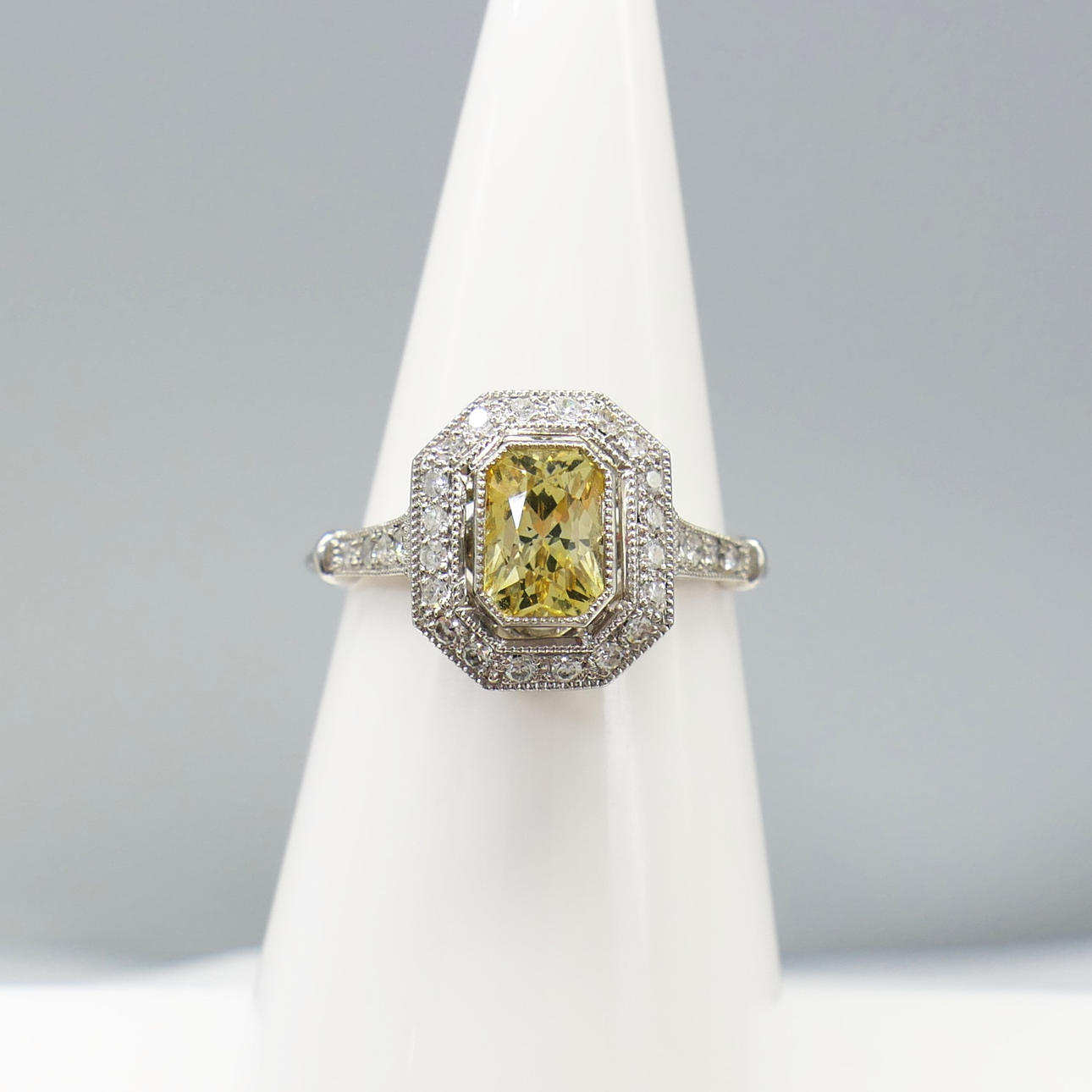 YELLOW SAPPHIRE & DIAMOND ring.