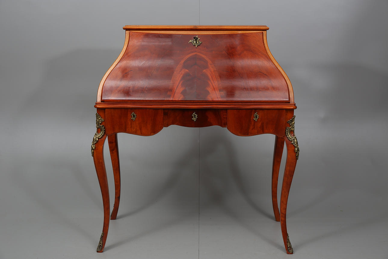 SNEDKLAFFSSEKRETÄR, mahogny, rokokostil, 1900-talets andra hälft.