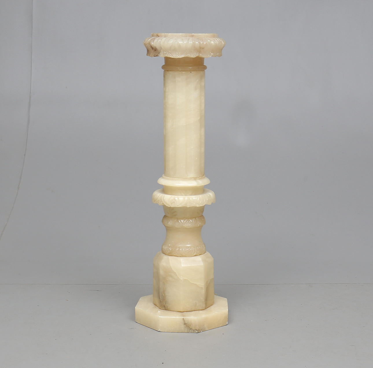 PIEDESTAL/GOLVLAMPA, alabaster, 1900-talets första hälft.