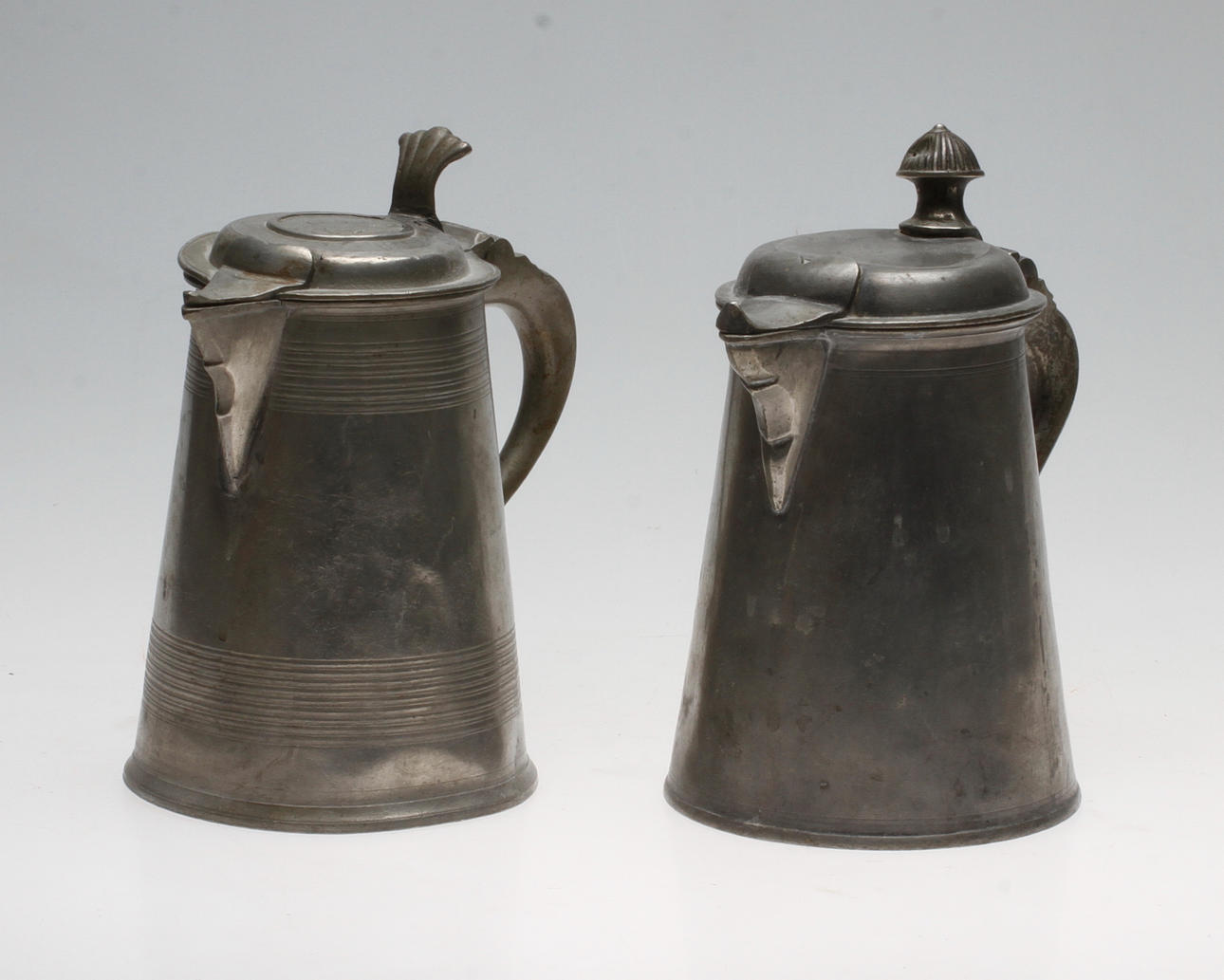 SKÄNKKANNOR, 2 st, tenn, 1800-tal.