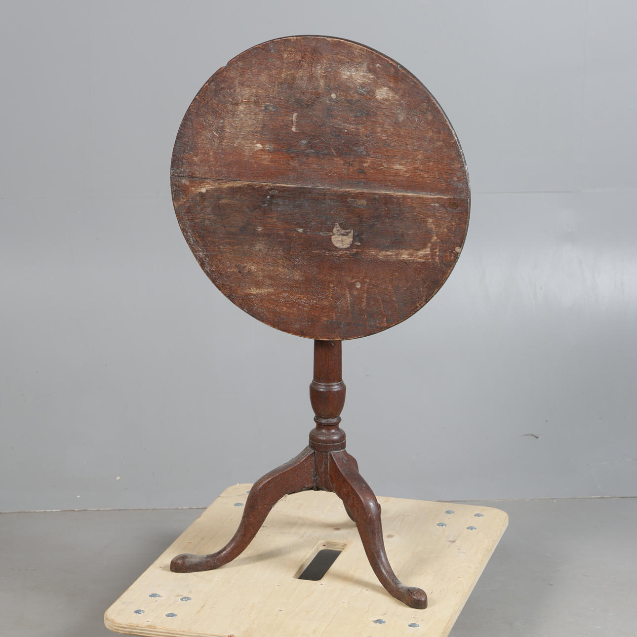 A GEORGE III OAK OCCASIONAL TABLE.
