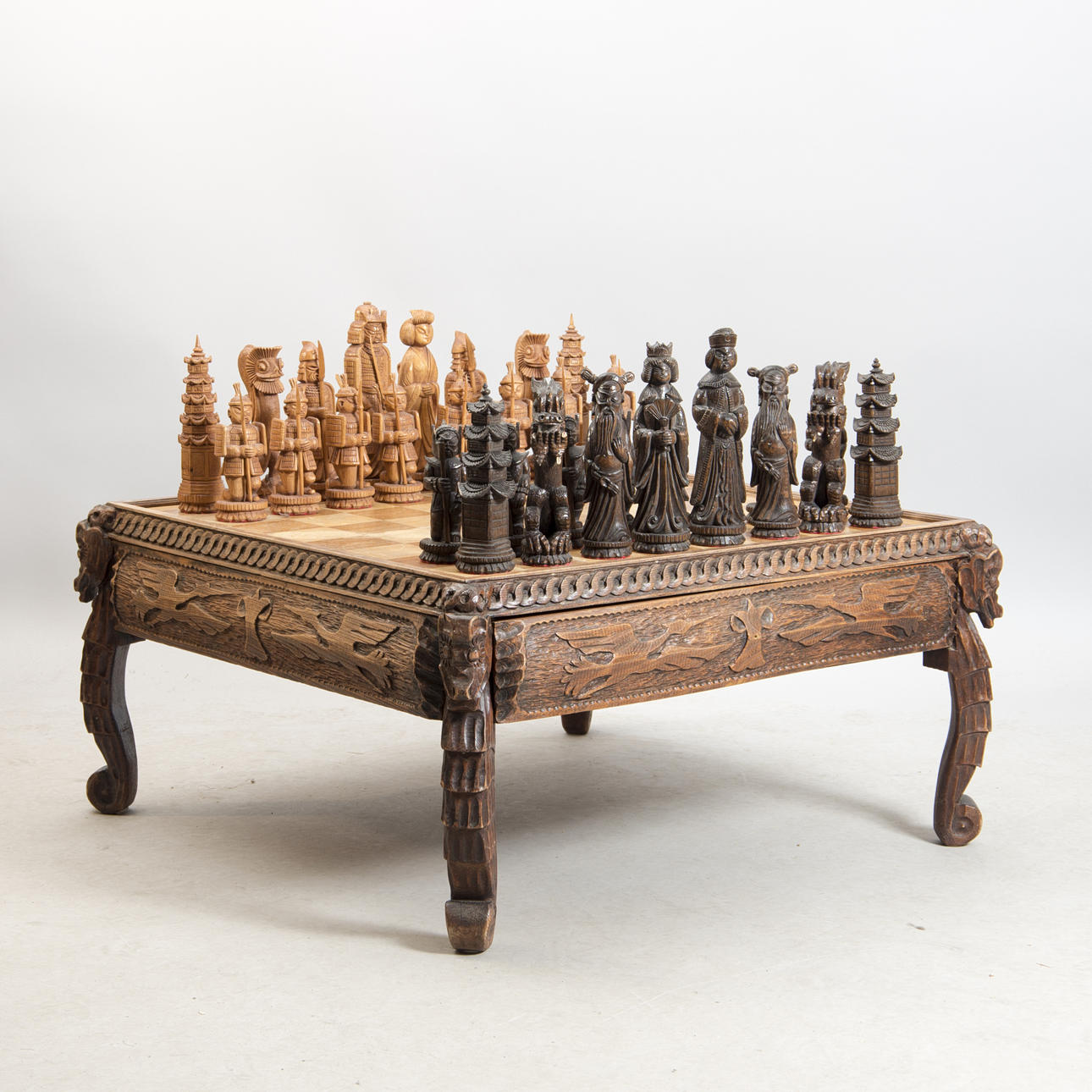 SOFFBORD i form av schackspel, rikligt skulpterat.