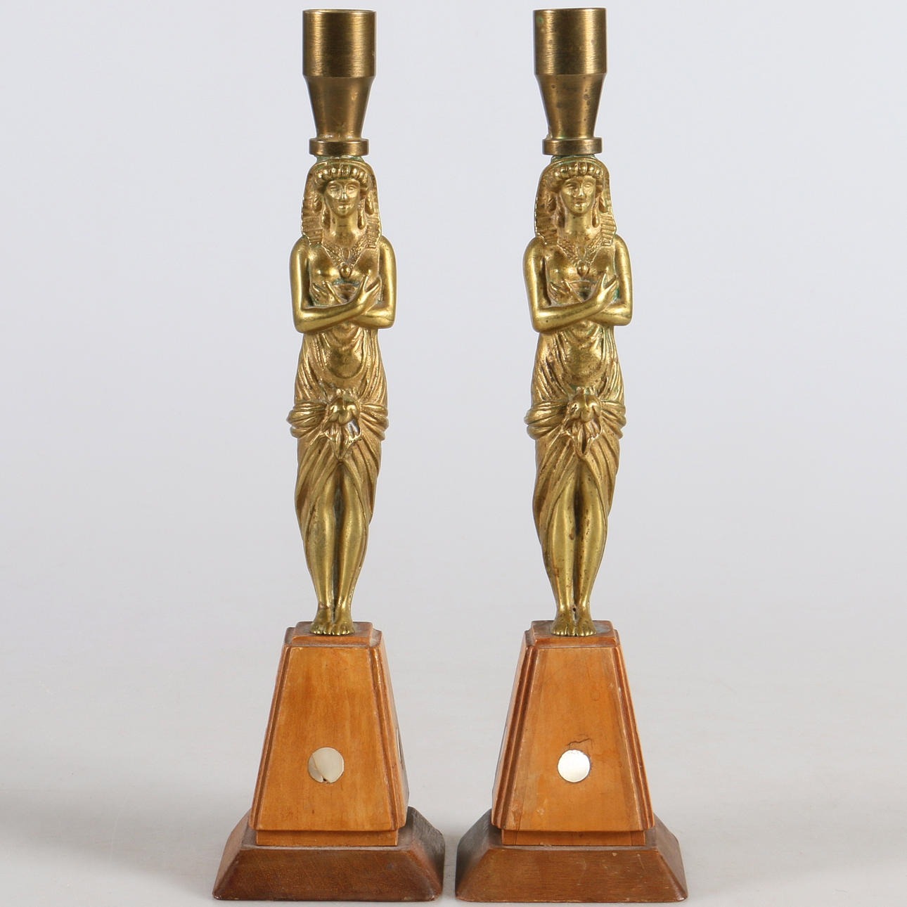 LJUSSTAKAR, ett par, mässing och trä, 1900-talets mitt.