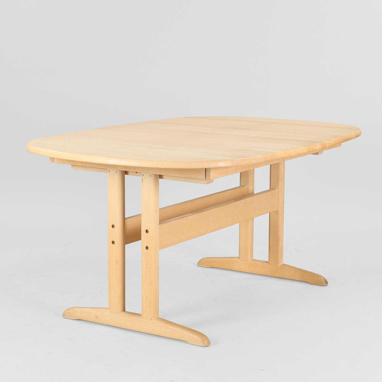 GANGSØ MØBLER. Oval dining table in solid beech with 'Shaker' base. Extension mechanism and 2 leaves. (3).