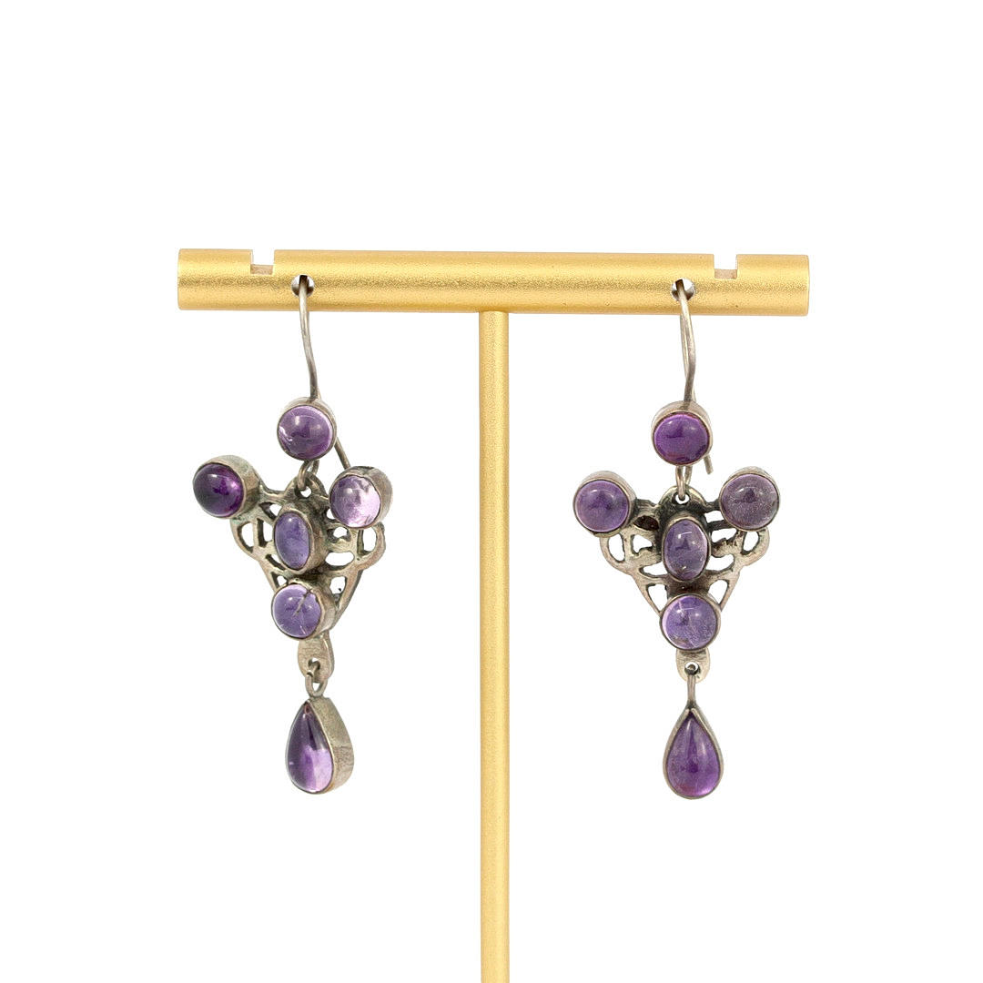 SILVER AND AMETHYST DROP EARRINGS.