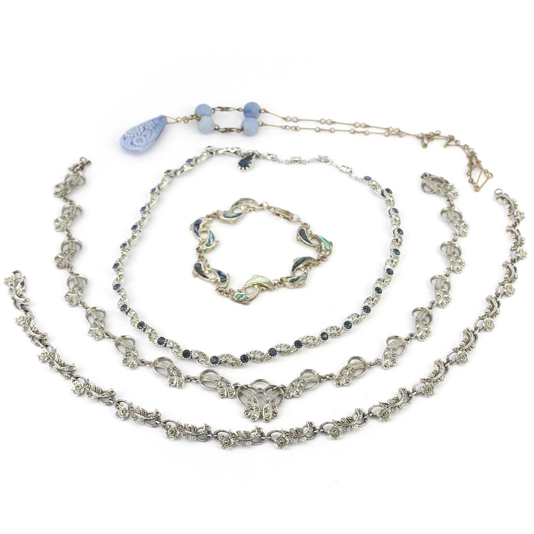 FIVE JEWELLERY PIECES.