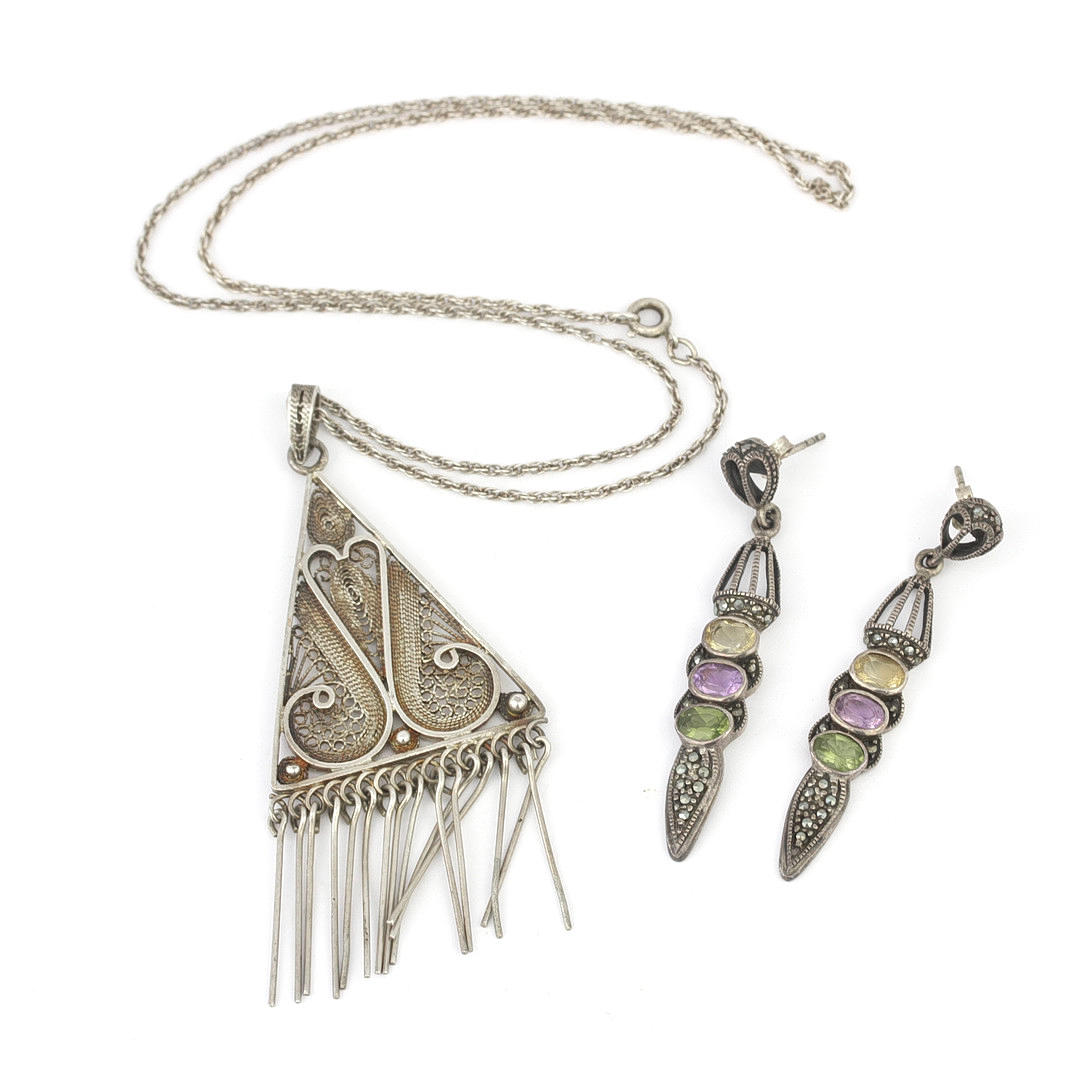 TWO JEWELLERY PIECES.